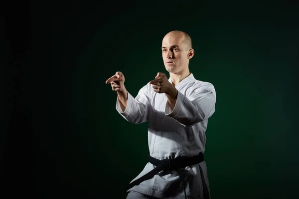 Sobre Fondo Verde Oscuro Atleta Activo Entrena Ejercicios Formales Karate — Foto de Stock