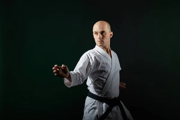 Fondo Verde Oscuro Atleta Activo Hace Ejercicios Formales Karate — Foto de Stock