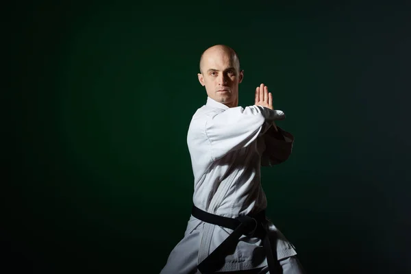 Sobre Fondo Verde Oscuro Atleta Karategi Hace Ejercicios Formales Karate — Foto de Stock