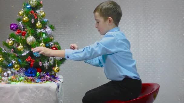 Gyermek Újévi Játékokat Vizsgál Egy Szilveszteri Fán — Stock videók