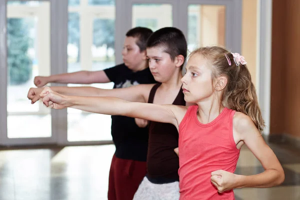 Los Niños Atletas Está Entrenando Brazo Ponche Imagen De Stock