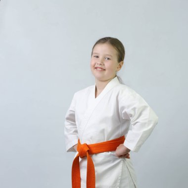 Hafif arka planda neşeli bir sporcu kadın