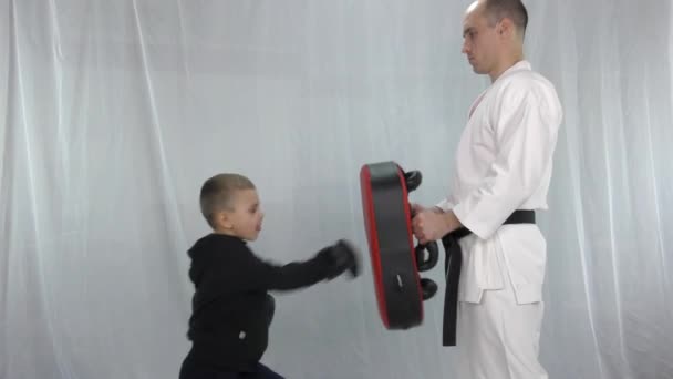 Ein Junge Schwarzen Trainingsanzug Schlägt Schläge — Stockvideo