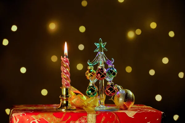 Contra Fundo Bulbos Amarelos Uma Vela Natal Uma Pequena Árvore — Fotografia de Stock