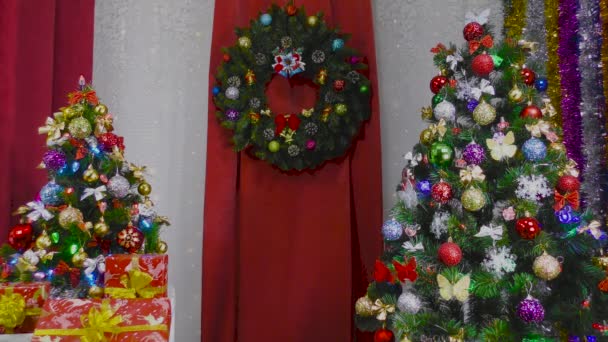 Belas Árvores Natal Fundo Uma Grinalda Natal Tecidos Vermelhos — Vídeo de Stock