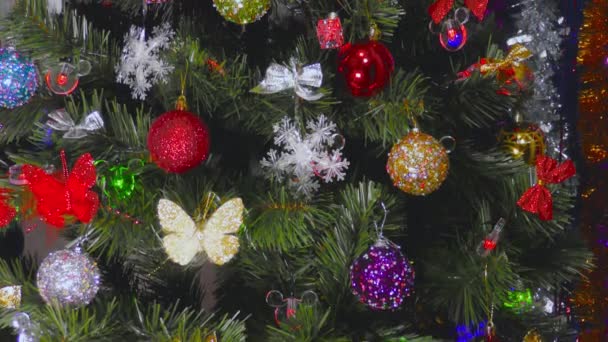 Різдвяна Ялинка Подарунками Прикрашеними Барвистими Іграшками Фоні Новорічних Прикрас — стокове відео