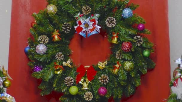 Великий Різдвяний Вінок Червоній Тканині Між Двома Ялинками — стокове відео