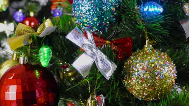 Vánoční Stromky Krásně Zdobené Různými Hračkami Šedém Pozadí — Stock video