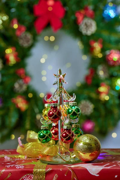 Fundo Árvore Natal Com Borramento Parcial Uma Bola Natal Uma — Fotografia de Stock