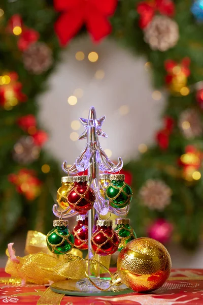 Pequena Árvore Natal Brinquedo Natal Contra Fundo Uma Grinalda Natal — Fotografia de Stock