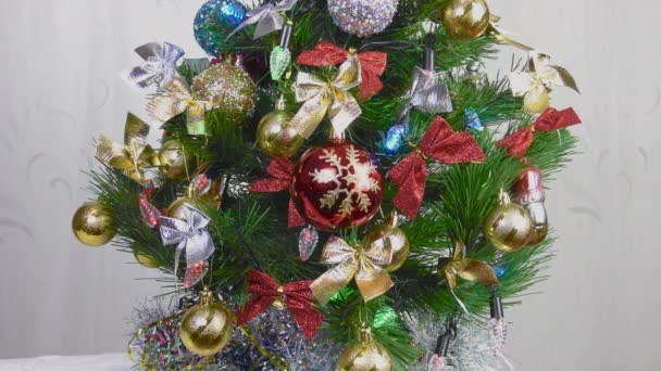 Close Decorações Ano Novo Árvore Natal Verde — Vídeo de Stock