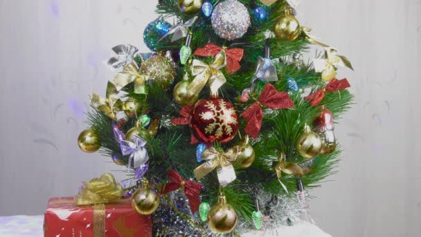 Közelkép Karácsonyi Játékok Egy Zöld Karácsonyfa Egy Ajándék Alatta — Stock videók