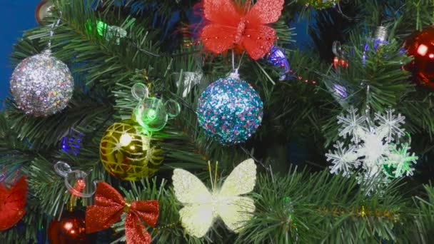 Enfeites Multicoloridos Decorados Árvore Natal Fundo Azul — Vídeo de Stock