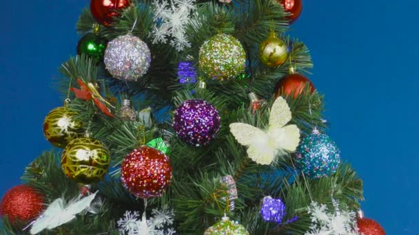 Árbol Navidad Decorado Con Bolas Multicolores Copos Nieve Sobre Fondo — Vídeo de stock