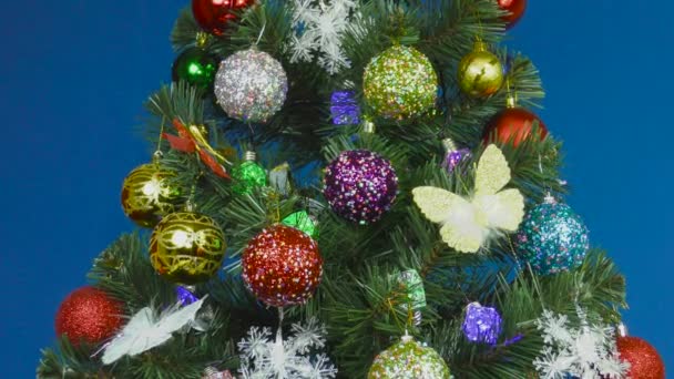 Kerstboom Versierd Met Veelkleurige Ballen Een Blauwe Achtergrond — Stockvideo