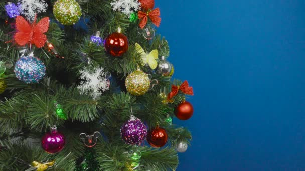 Een Blauwe Achtergrond Een Prachtige Kerstboom Versierd Met Diverse Speeltjes — Stockvideo