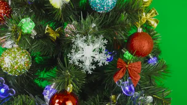 Weihnachtsbaum Dreht Sich Auf Grünem Hintergrund — Stockvideo