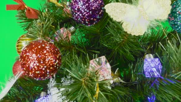 Egy Gyönyörű Karácsonyfa Forog Zöld Háttéren — Stock videók