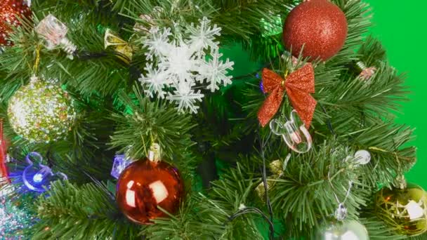 Árbol Decorado Navidad Está Girando Sobre Fondo Verde — Vídeos de Stock