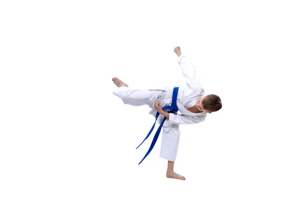Vor Grauem Hintergrund Schlägt Ein Kleiner Sportler Mit Blauem Gürtel — Stockfoto