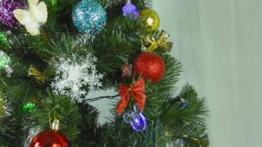 Noel ağacı açık gri arka planda dönüyor