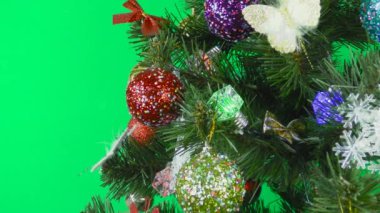 Yeşil arka planda Noel ağacı
