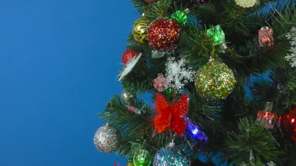 Árvore Natal Decorada Com Gerland Piscando Pêras Multi Coloridas Fundo — Vídeo de Stock