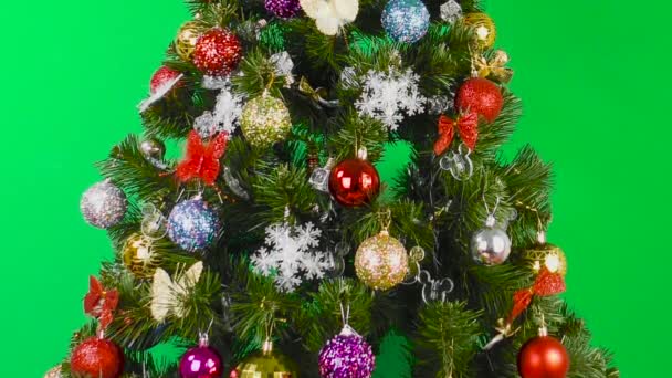 Grande Árvore Natal Decorada Com Peras Coloridas Fundo Verde — Vídeo de Stock