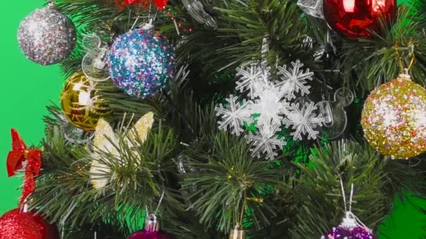 Árvore Natal Decorada Com Bolas Coloridas Fundo Verde — Vídeo de Stock