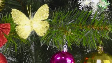 Gri bir zemin üzerinde parlak noel süslemeleri