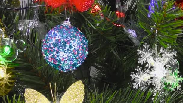 Een Grijze Achtergrond Close Van Heldere Decoraties Een Kerstboom — Stockvideo