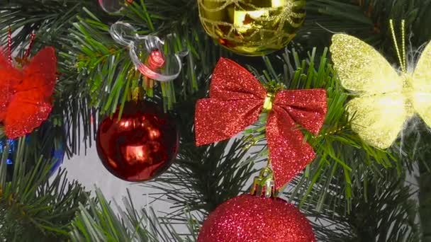 Decorações Brilhantes Ano Novo Uma Árvore Verde — Vídeo de Stock