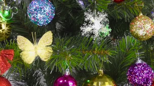 Сірому Фоні Яскраві Різдвяні Прикраси Дереві — стокове відео