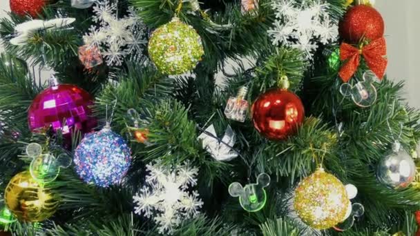 Světlém Pozadí Blikající Žárovky Barevné Dekorace Vánočním Stromečku — Stock video