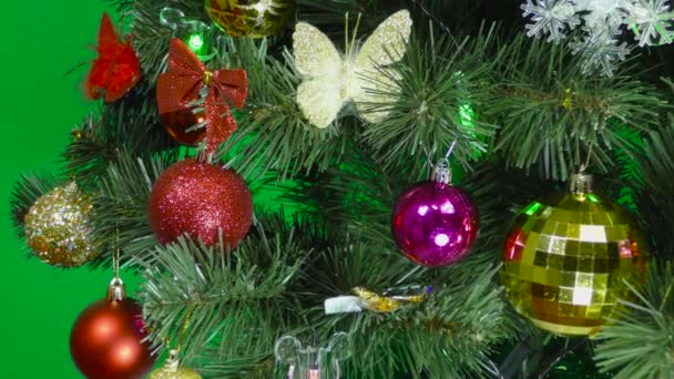 Zöld Hátterű Karácsonyfán Elhelyezett Színes Dekorációk Közelsége — Stock videók