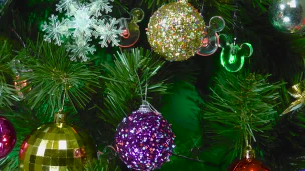 Árvore Natal Verde Decorada Com Luzes Piscando Luzes Coloridas Fundo — Vídeo de Stock