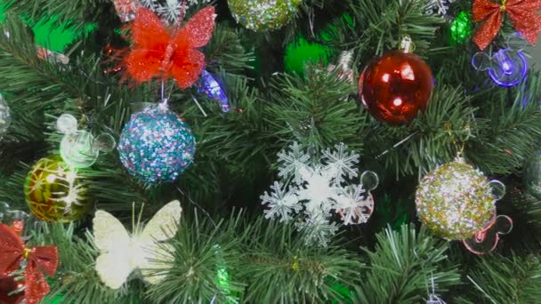 Close Groene Kerstboom Kerstversieringen Groene Achtergrond — Stockvideo