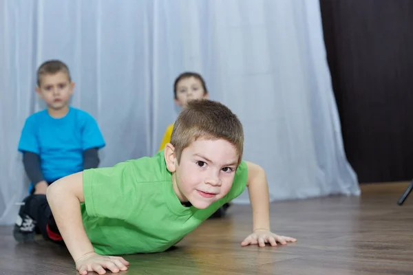 Niño Con Una Camiseta Verde Está Pie Apoyo Acostado Sobre — Foto de Stock