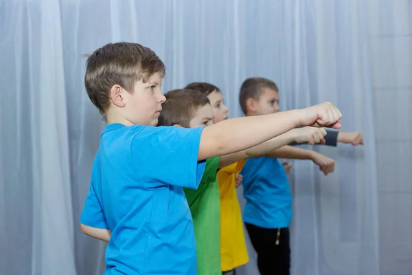 Niños Atletas Camisetas Multicolores Realizan Puñetazo Mano Sobre Fondo Claro — Foto de Stock