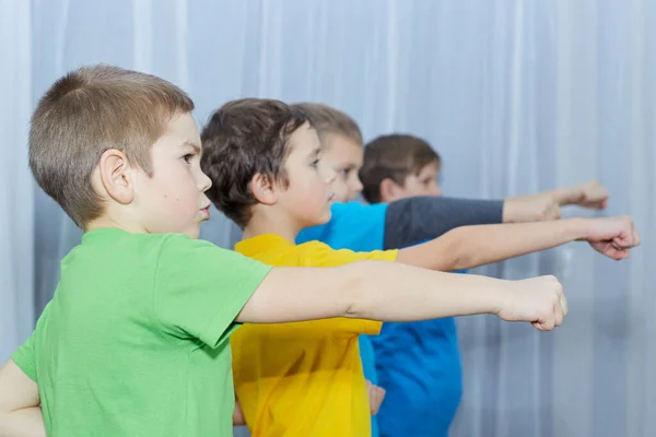 Jungen Bunten Shirts Üben Das Stanzen Auf Hellem Hintergrund — Stockfoto