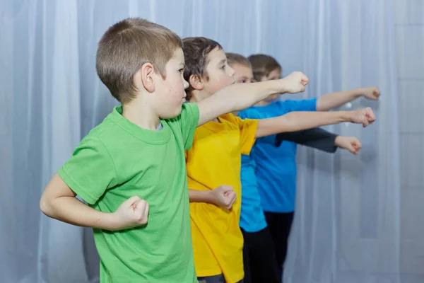 Ragazzi Shirt Multicolore Fanno Pugno Uno Sfondo Chiaro — Foto Stock