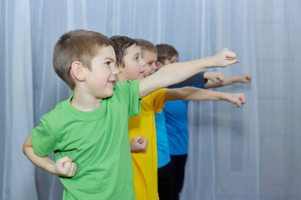 Auf Hellem Hintergrund Schlagen Jungen Bunten Shirts Auf Einen Schlag — Stockfoto