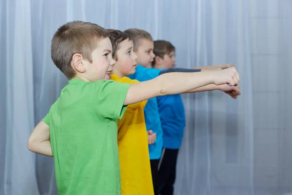 Fondo Claro Los Niños Con Camisetas Colores Realizan Golpe — Foto de Stock