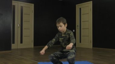 Spor giyim eğitiminde atlama sporu yapan bir sporcu.