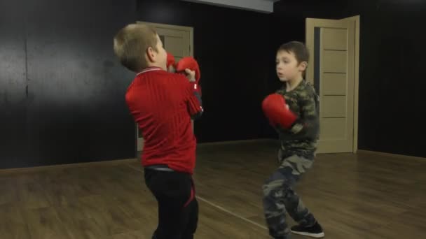 Ejercicios Karate Emparejados Son Entrenados Por Atletas Ropa Deportiva Almohadillas — Vídeo de stock