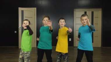 Renkli tişörtler giymiş dört sporcu trende yumruk atıyor.