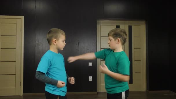 Niños Con Camisetas Azules Verdes Practican Ejercicios Pareja — Vídeo de stock