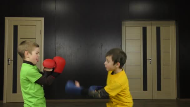 Meninos Praticam Exercícios Pares Com Almofadas Vermelhas Azuis Seus Braços — Vídeo de Stock