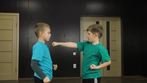 Jungen Blauen Und Grünen Shirts Machen Paarübungen — Stockvideo