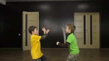 Renkli tişörtlü sporcular çift egzersizi yapıyorlar.